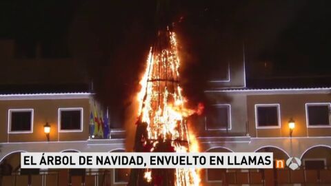 Frame 7.316 de: Un &aacute;rbol de Navidad gigante sale ardiendo en la plaza del Ayuntamiento de Guardamar del Segura en plenas campanadas