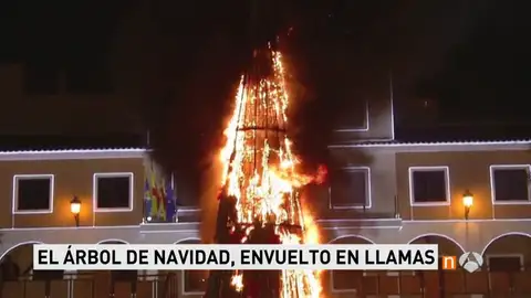 Frame 7.316 de: Un árbol de Navidad gigante sale ardiendo en la plaza del Ayuntamiento de Guardamar del Segura en plenas campanadas Frame 7.316 de: Un árbol de Navidad gigante sale ardiendo en la plaza del Ayuntamiento de Guardamar del Segura en plenas campanadas