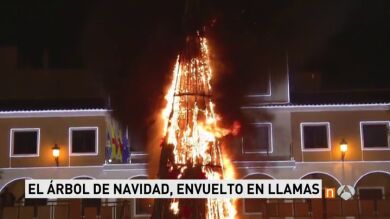 Un árbol de Navidad gigante sale ardiendo en la plaza del Ayuntamiento de Guardamar del Segura en plenas campanadas
