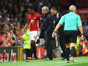 Mourinho da una palmada a Martial tras cambiarle durante un encuentro Mourinho da una palmada a Martial tras cambiarle durante un encuentro