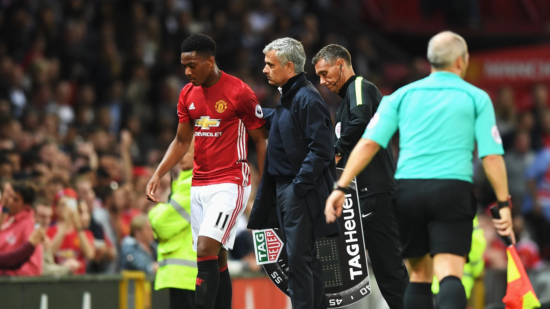 Mourinho da una palmada a Martial tras cambiarle durante un encuentro Mourinho da una palmada a Martial tras cambiarle durante un encuentro