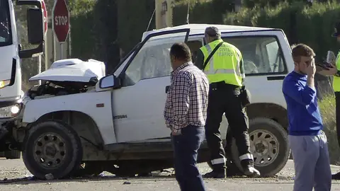 Un fallecido y un herido al colisionar un vehículo en Marchena (Sevilla) Un fallecido y un herido al colisionar un vehículo en Marchena (Sevilla)