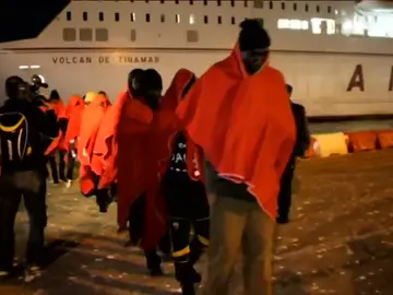 Frame 0.0 de: Rescatan 5 pateras con más de un centenar de inmigrantes Frame 0.0 de: Rescatan 5 pateras con más de un centenar de inmigrantes