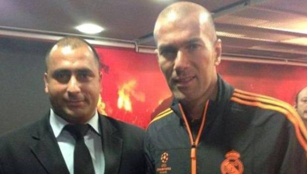 Fatih Çakmak, junto a Zidane, en la visita del Madrid a Estambul en septiembre de 2013