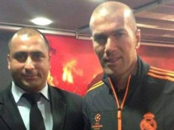 Fatih Çakmak, junto a Zidane, en la visita del Madrid a Estambul en septiembre de 2013