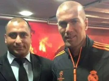 Fatih Çakmak, junto a Zidane, en la visita del Madrid a Estambul en septiembre de 2013 Fatih Çakmak, junto a Zidane, en la visita del Madrid a Estambul en septiembre de 2013