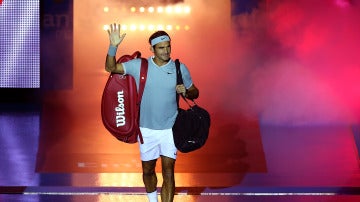 Roger Federer saluda a los aficionados en su vuelta a las pistas