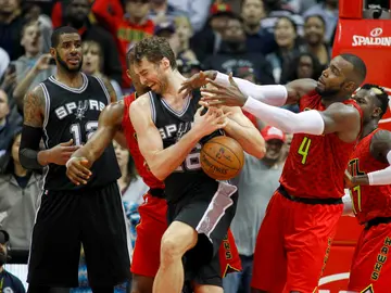 Pau Gasol lucha un rebote con Millsap Pau Gasol lucha un rebote con Millsap