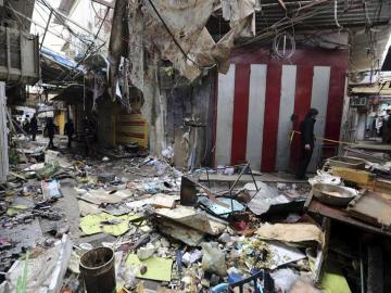 Varios iraquíes inspeccionan el lugar del atentado
