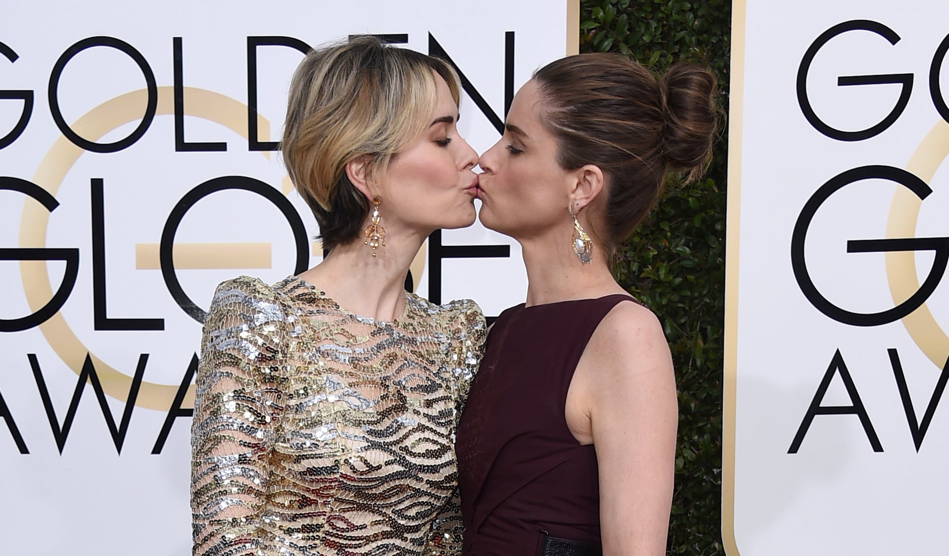 sarah paulson and amanda peet kiss