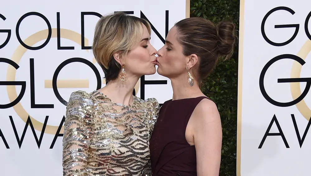 Sarah Paulson y Amanda Peet se dan un beso en la alfombra roja de los Globos de Oro