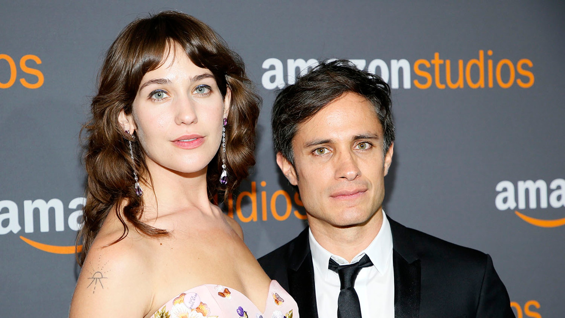 Lola Kirke y Gael Garcia en la fiesta de Amazon