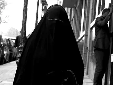 Una mujer con burka Una mujer con burka
