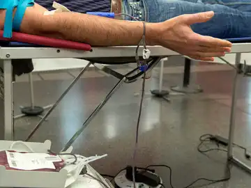 Una persona donando sangre Una persona donando sangre