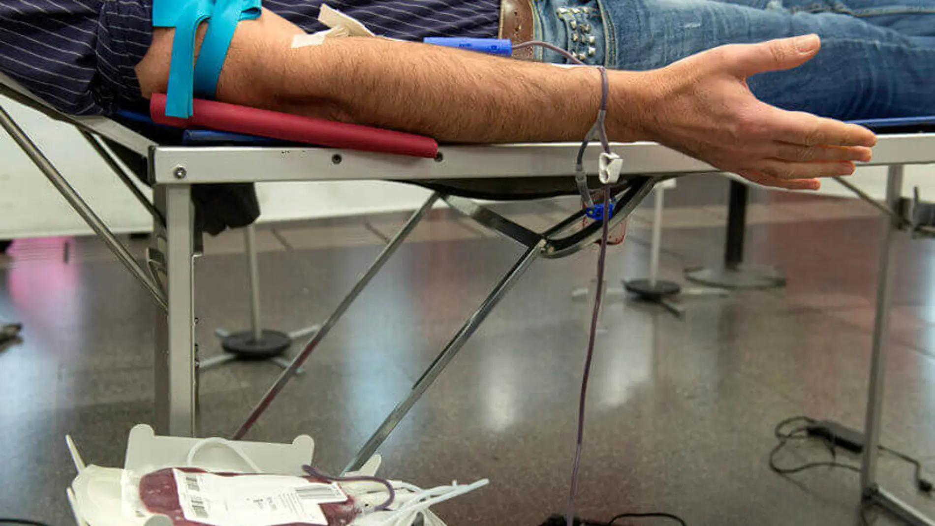 Una persona donando sangre Una persona donando sangre