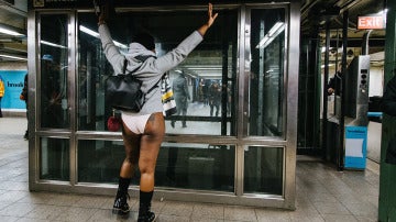 Un usuario del metro de Nueva York sin pantalones