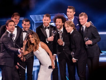 Selfie de los presentadores de los premios 'The Best' con el once ideal de la FIFA