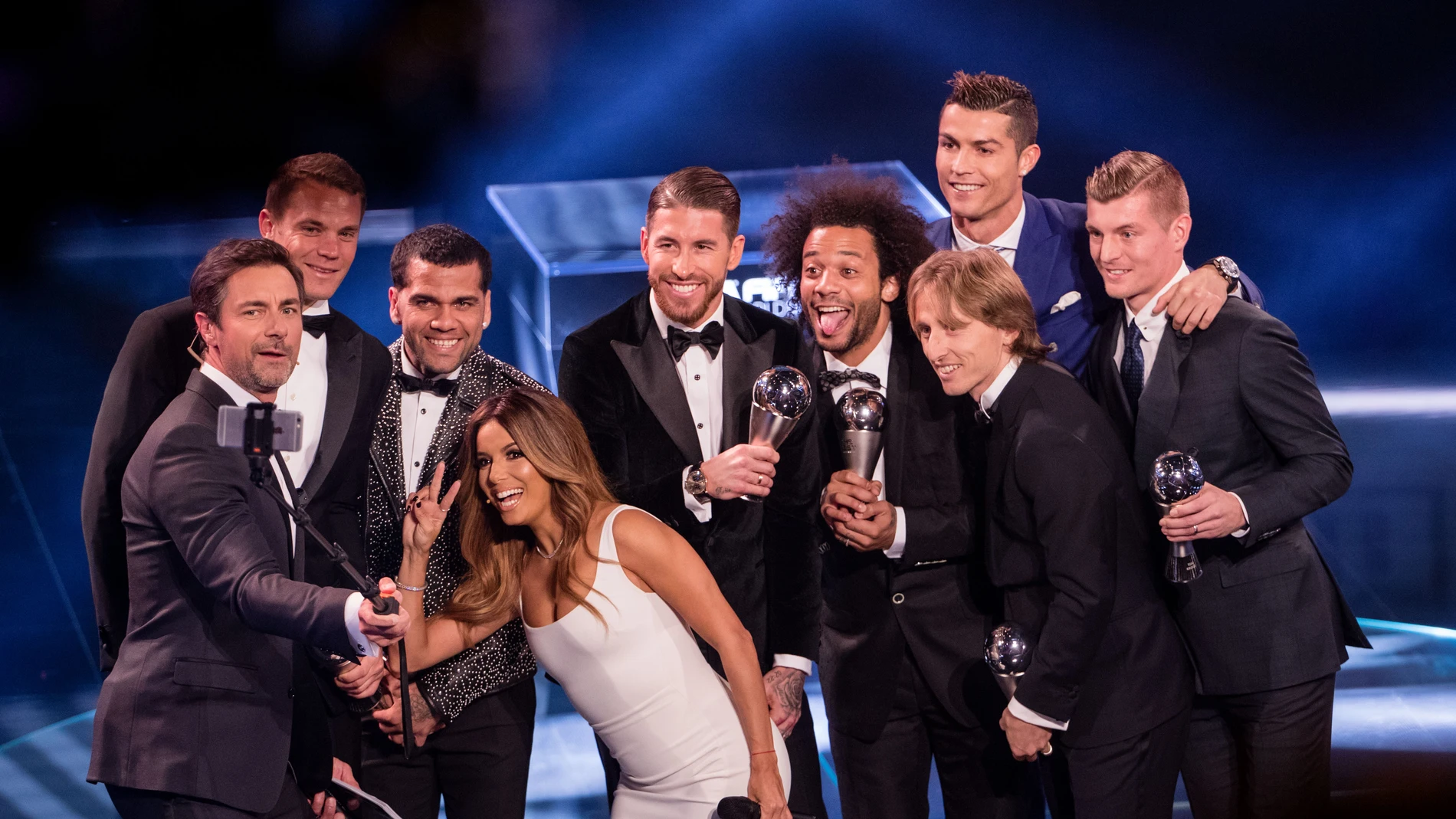 Selfie de los presentadores de los premios 'The Best' con el once ideal de la FIFA Selfie de los presentadores de los premios 'The Best' con el once ideal de la FIFA
