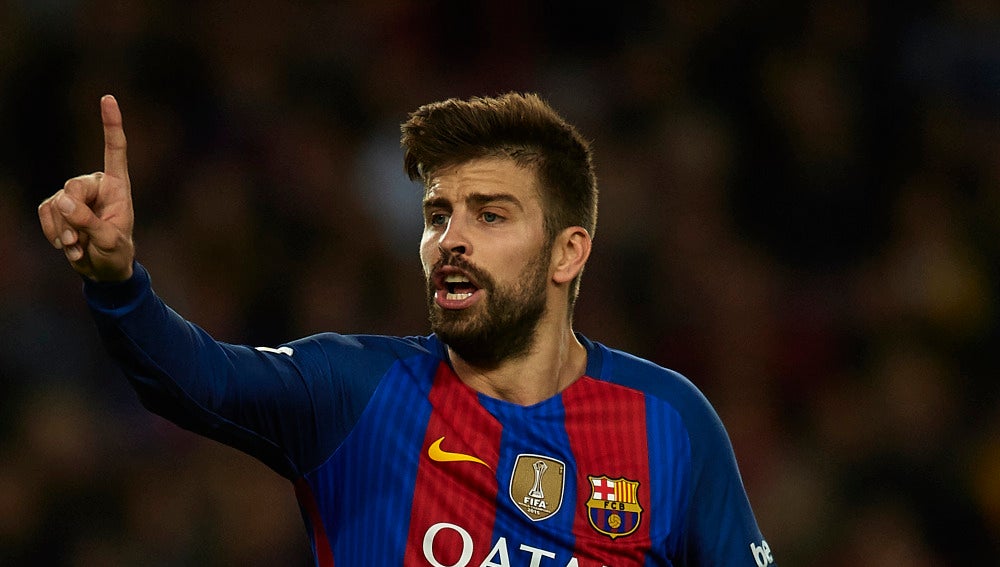 Gerard Piqué protesta una acción en un partido con el Barça
