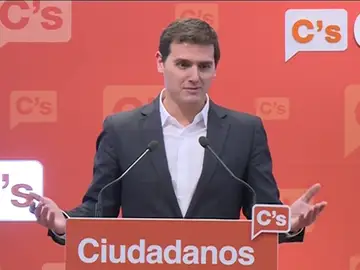 Frame 7.328116 de: Rivera reconoce que no tiene escaños para monopolizar las negociaciones con el gobierno Frame 7.328116 de: Rivera reconoce que no tiene escaños para monopolizar las negociaciones con el gobierno
