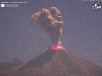 Frame 6.240879 de: Una segunda explosión en el volcán Colima provoca una alta columna de humo y cenizas Frame 6.240879 de: Una segunda explosión en el volcán Colima provoca una alta columna de humo y cenizas