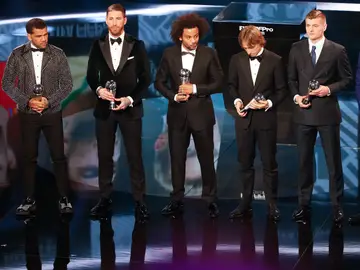 Alves posa con los cinco jugadores del Real Madrid en la gala en Zúrich Alves posa con los cinco jugadores del Real Madrid en la gala en Zúrich