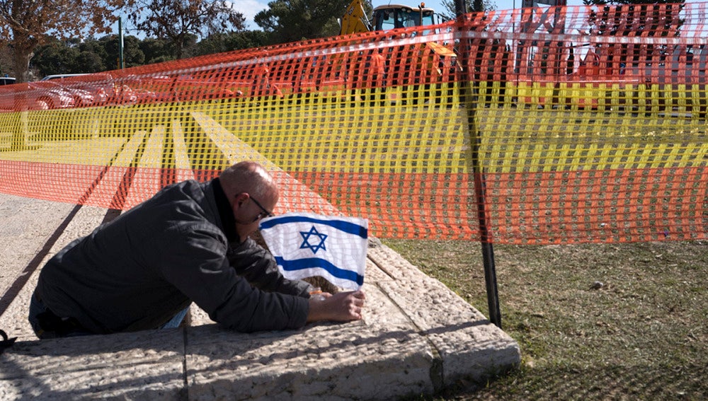 Coloca una bandera israelí en el lugar del ataque