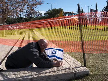 Coloca una bandera israelí en el lugar del ataque Coloca una bandera israelí en el lugar del ataque