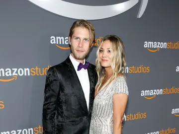 Karl Cook y Kaley Cuoco en la fiesta de Amazon Karl Cook y Kaley Cuoco en la fiesta de Amazon