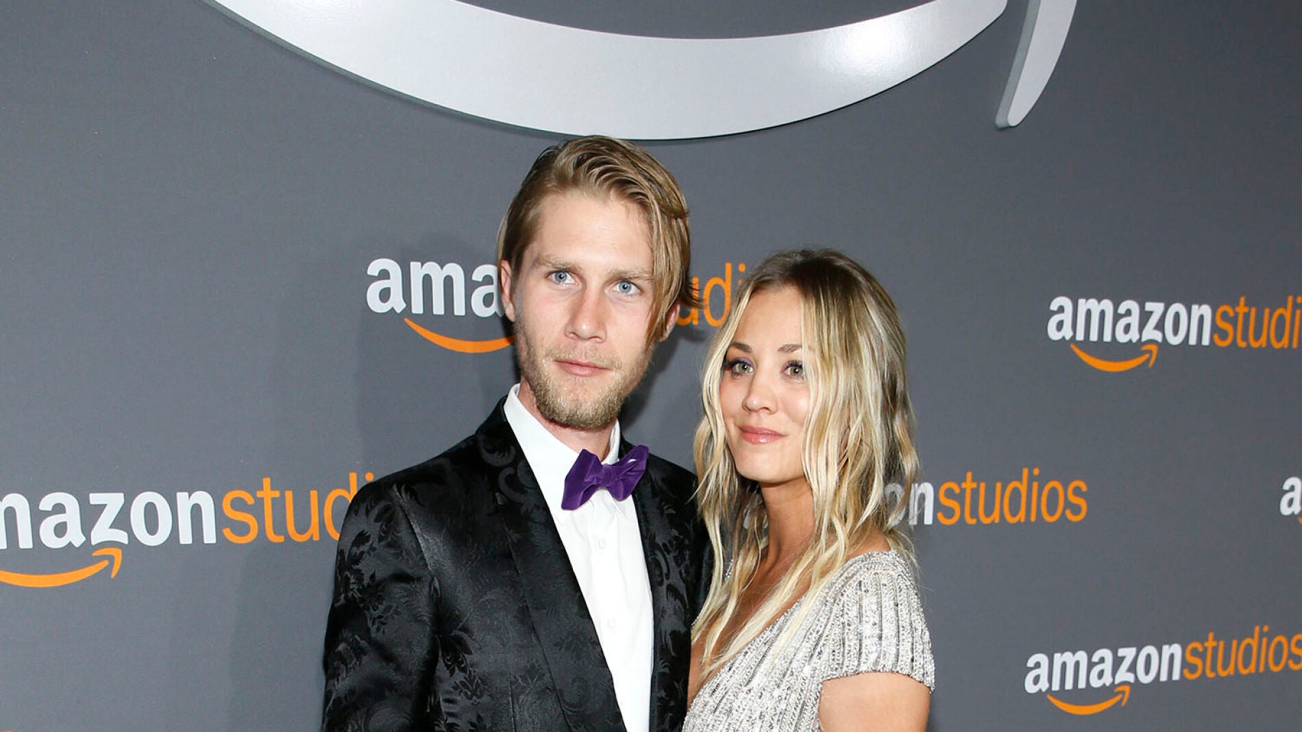 Karl Cook y Kaley Cuoco en la fiesta de Amazon