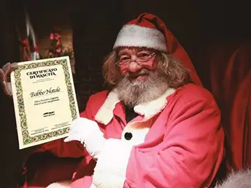 Santa Claus junto a su certificado de nacimiento Santa Claus junto a su certificado de nacimiento