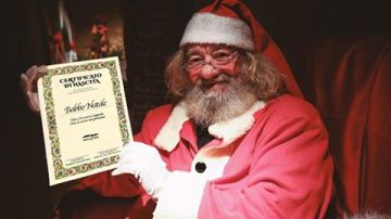 Santa Claus junto a su certificado de nacimiento