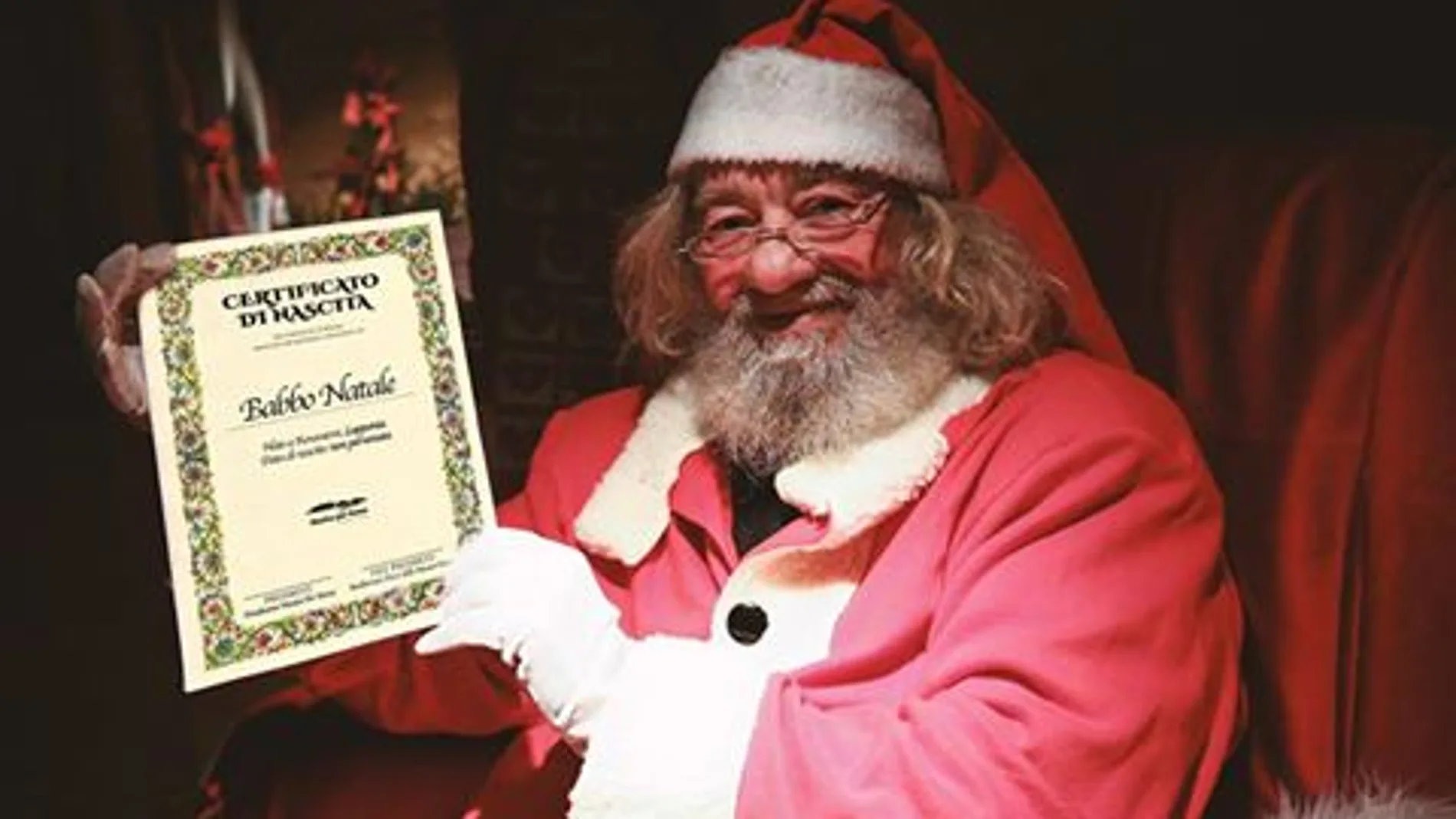 Santa Claus junto a su certificado de nacimiento Santa Claus junto a su certificado de nacimiento