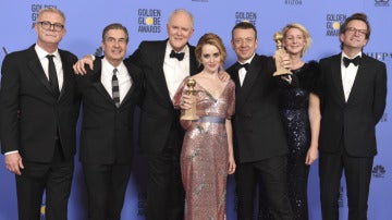 El reparto de 'The Crown' con su Globo de Oro a la mejor serie