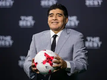 Maradona posando con un balón en los premios 'The Best' Maradona posando con un balón en los premios 'The Best'
