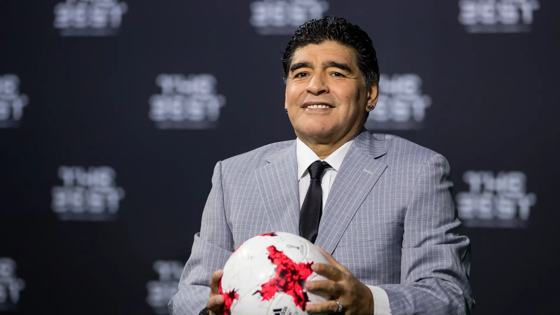 Maradona posando con un balón en los premios 'The Best'