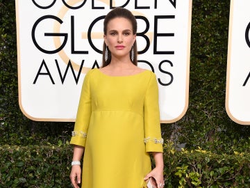 Una embarazadísima Natalie Portman vistió de amarillo con este prada Una embarazadísima Natalie Portman vistió de amarillo con este prada