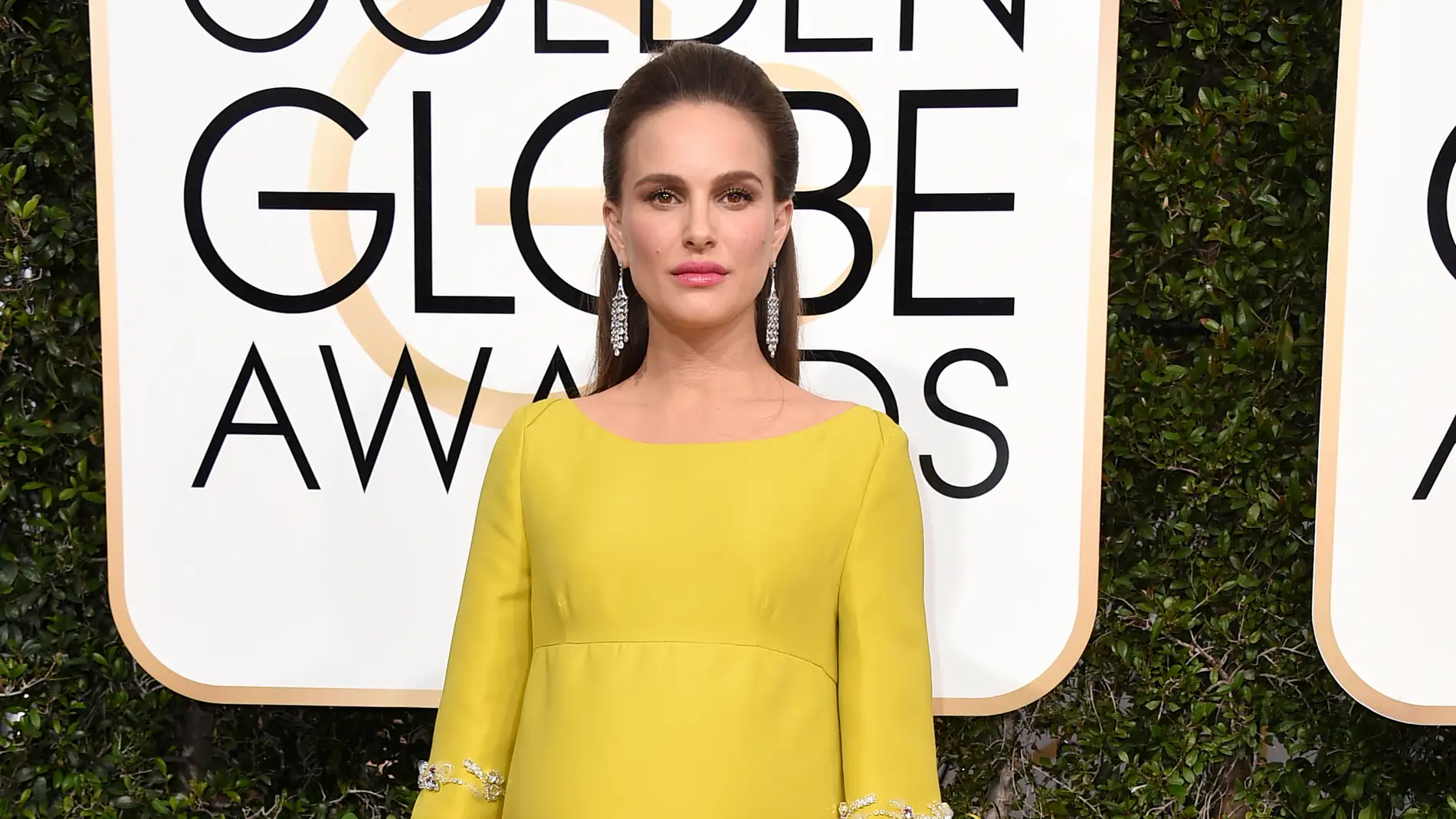 Una embarazadísima Natalie Portman vistió de amarillo con este prada