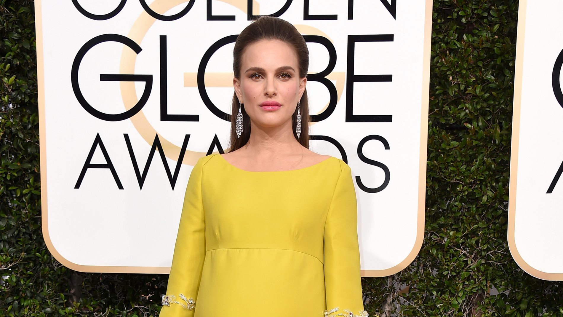 Una embarazadísima Natalie Portman vistió de amarillo con este prada