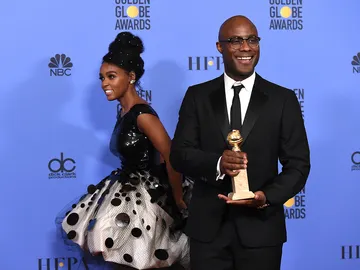 Barry Jenkins sujeta orgulloso el Globo de Oro a Mejor Drama, para 'Moonlight' Barry Jenkins sujeta orgulloso el Globo de Oro a Mejor Drama, para 'Moonlight'