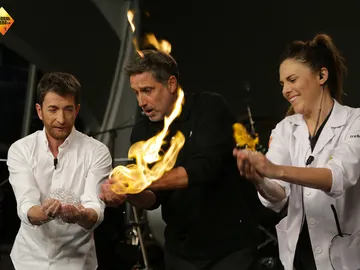 Marron nos enseña cómo crear una bola de fuego y tocarla sin quemarnos Marron nos enseña cómo crear una bola de fuego y tocarla sin quemarnos