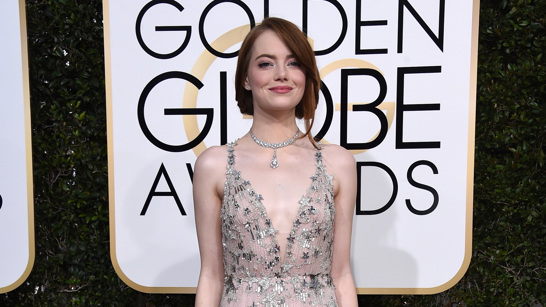 Emma Stone parece llevar un cielo estrellado con este Valentino