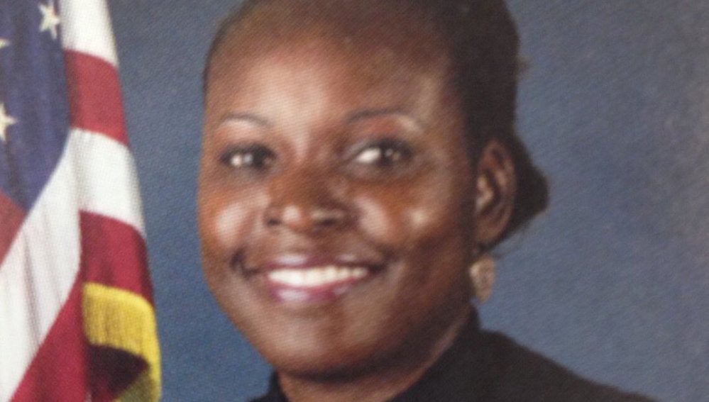 La sargento Debra Clayton ha fallecido a consecuencia de los disparos