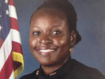 La sargento Debra Clayton ha fallecido a consecuencia de los disparos La sargento Debra Clayton ha fallecido a consecuencia de los disparos