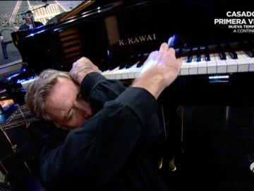 Frame 47.269444 de: Es capaz Emilio AragÃ³n de tocar el piano de espaldas