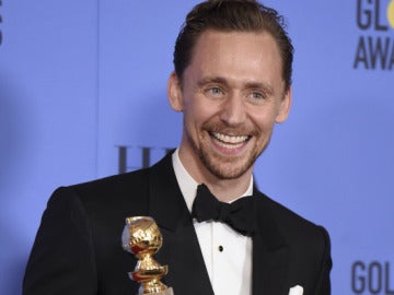 Tom Hiddleston en los Globos de Oro 2017