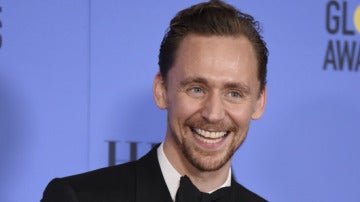 Tom Hiddleston en los Globos de Oro 2017