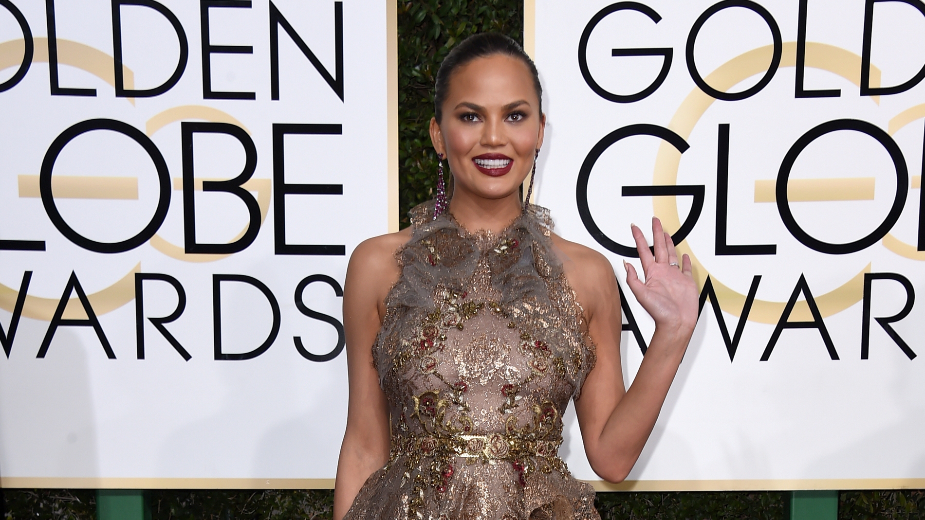 Chrissy Teigen apuesta por Marchesa para la ocasión