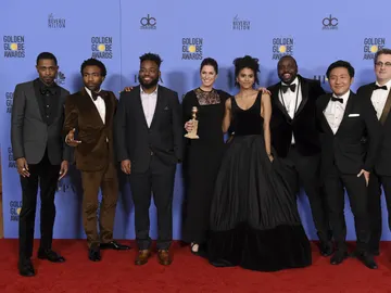 El reparto de 'Atlanta' posa con su premio a mejor comedia El reparto de 'Atlanta' posa con su premio a mejor comedia