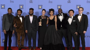 El reparto de 'Atlanta' posa con su premio a mejor comedia